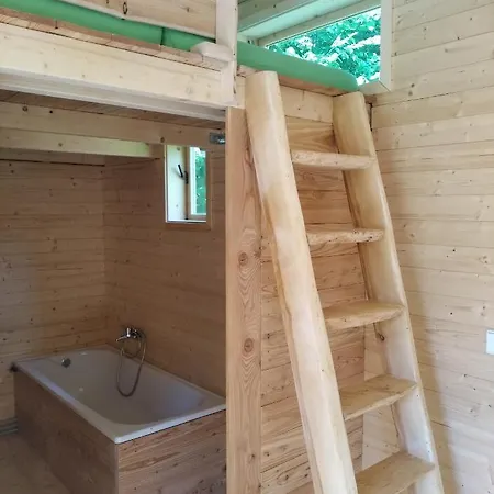 Celorocni Glamping V Pohodlnem Domecku 山林小屋